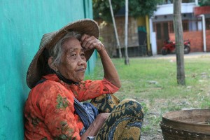 nenek_petani_by_vevry